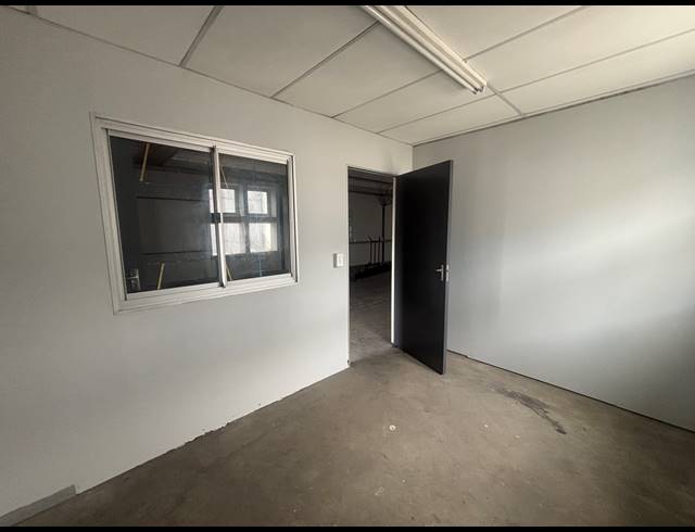 200M² WAREHOUSE TO LET IN STRAND INDUSTRIA